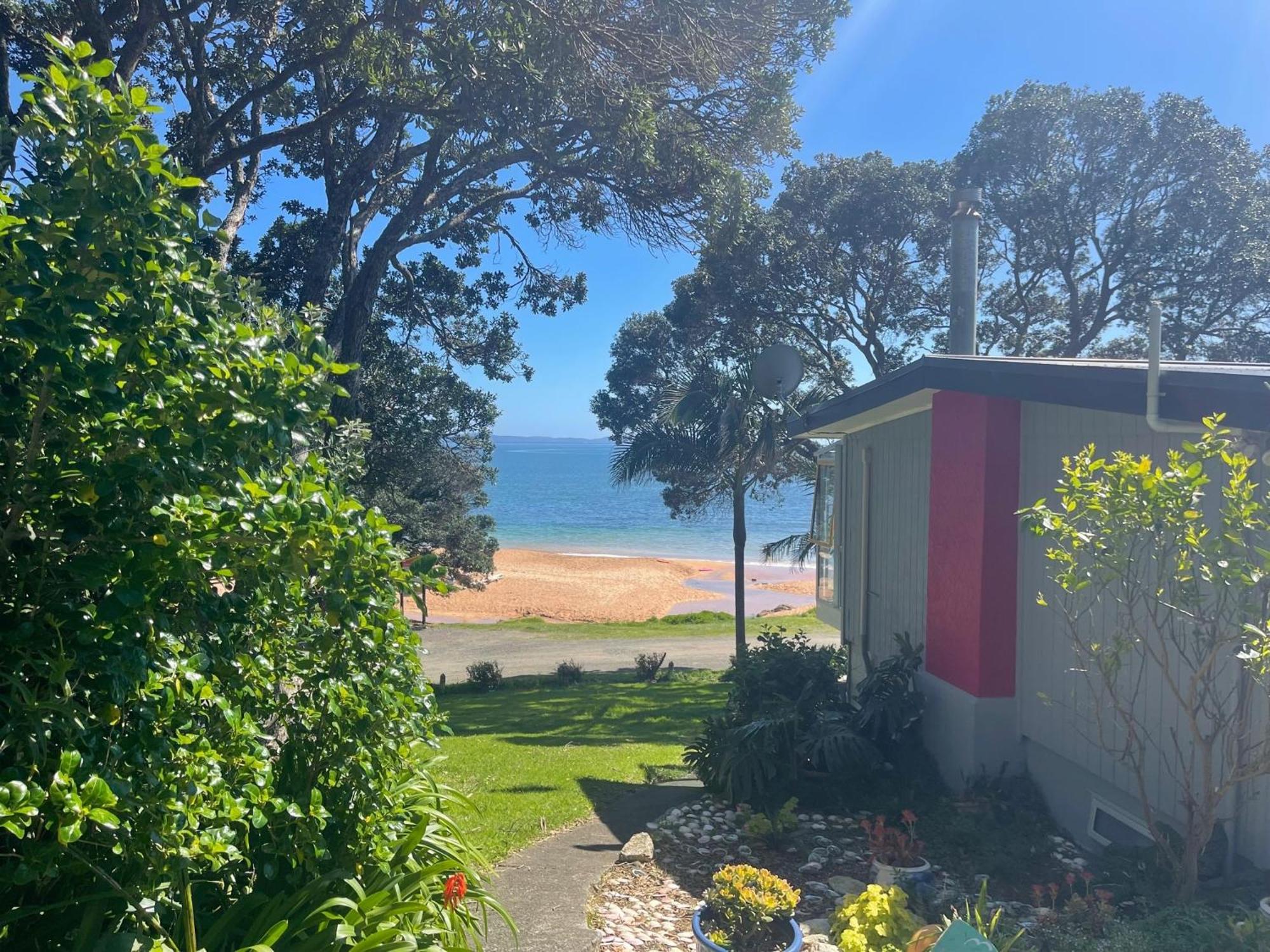 Driftwood Beachfront Accommodation, Cable Bay, Owhetu Coopers Beach Exterior photo